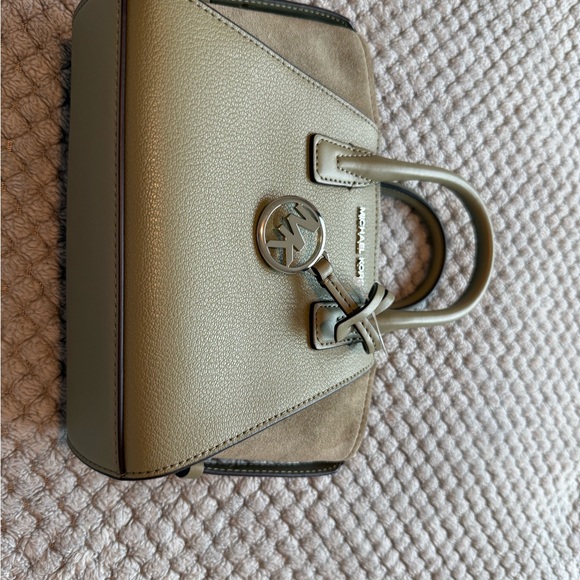 🔴New with tags! Michael Kors Avril Extra-Small Leather Satchel New! - Picture 4 of 8